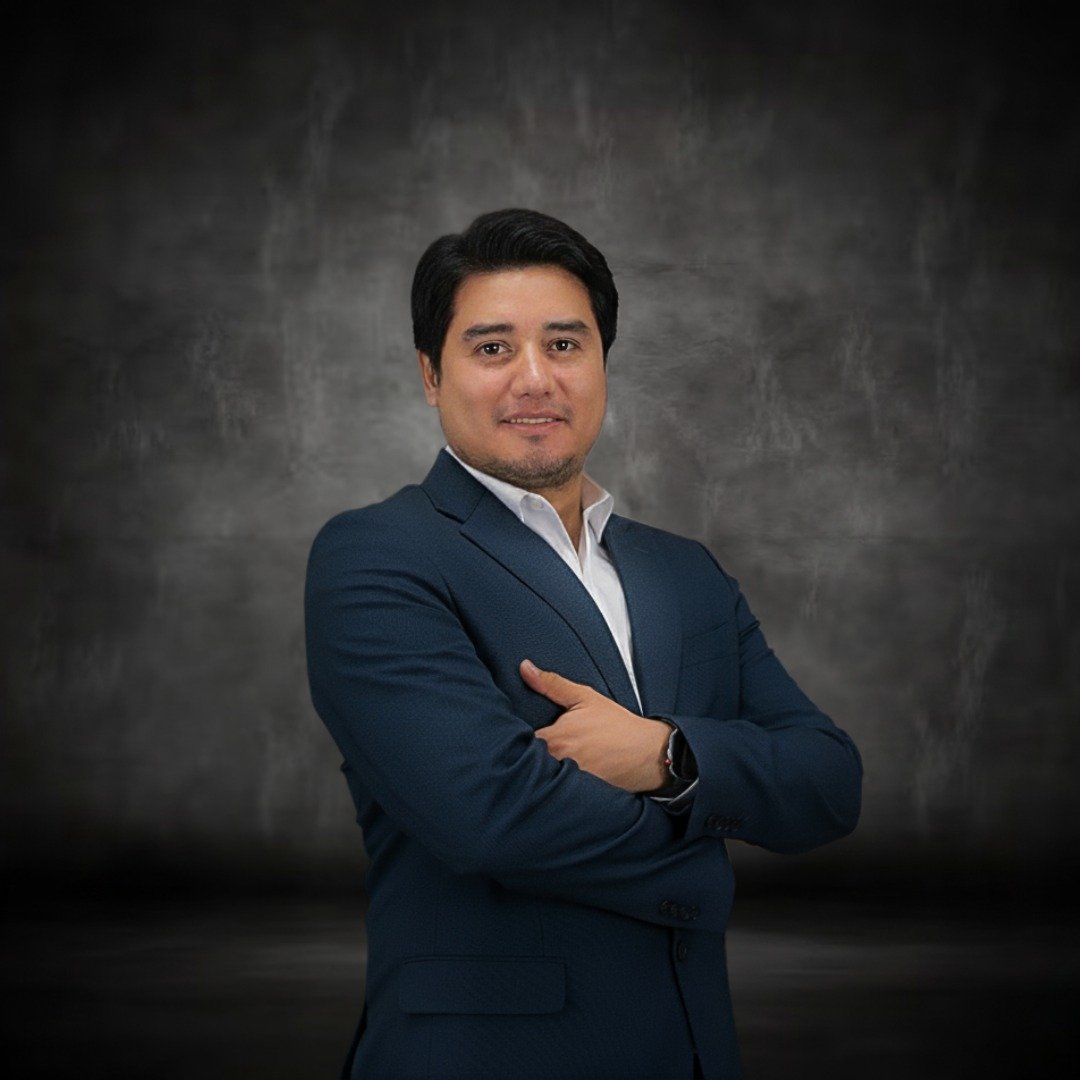 Dr. Alfredo Chama Naranjo, cirujano plástico certificado, retrato profesional.