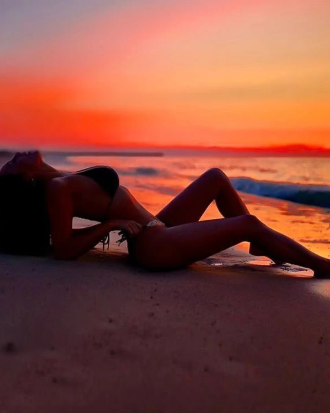 Silueta en playa al atardecer — liposucción editorial
